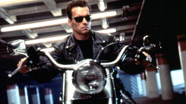 Arnold Schwarzenegger als Terminator auf einem Motorrad.