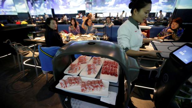 Der Roboter bringt das Essen in einem &quot;Künstlichen-Intelligenz&quot;-Restaurant in Peking