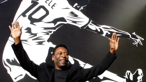 FILE PHOTO: Brazilian soccer legend Pele poses for photographers before news conference in Brasília