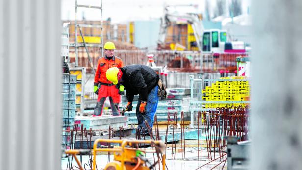 Bauarbeiter arbeiten auf einer Baustelle in der Seestadt Aspern.