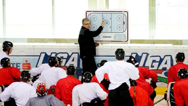 Wie der Eishockey-Teamchef das Nationalteam WM-fit macht