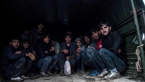 Eine Gruppe aufgegriffener Afghanen bei Edirne an der Grenze zu Griechenland. Gerüchte und das bessere Wetter ließen viele losziehen