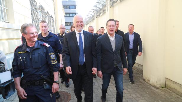 Strache besucht Gefängnis: 100 Planstellen und politischer Paarlauf