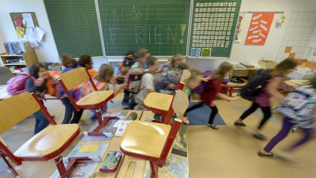 ARCHIVBILD/THEMENBILD: SCHULSCHLUSS / FERIEN