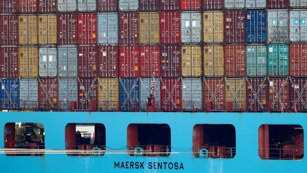 Containerschiff im Hafen von Antwerpen