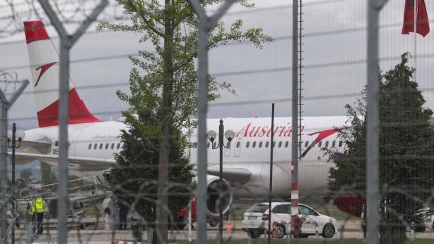 Der AUA-Flug OS848 nach Wien wurde von schwer bewaffneten „Steuerfahndern“ am Flughafen Tirana überfallen – Passagierflugzeuge transportieren oft Luftfracht, von Leichen bis hin zu Gefahrengütern und Tieren.