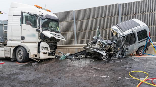 46-145159028 Frontalcrash auf der B17