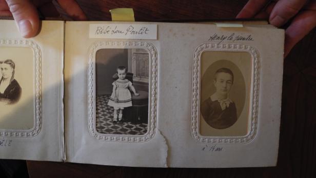 Die Großcousine besitzt ein altes Fotoalbum mit einem Bild Henri de Toulouse-Lautrecs aus Kindheitstagen (rechts).