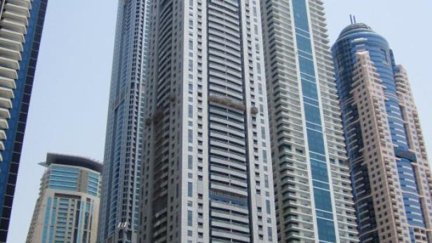 Mehrere hohe Wolkenkratzer ragen in Dubai in den Himmel.