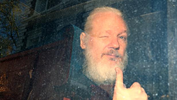 Assange auf dem Weg zum Gericht in London.