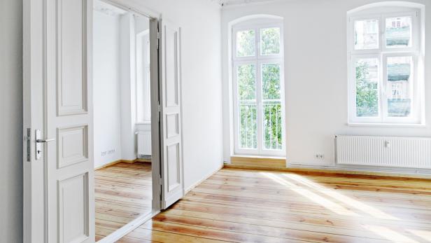 Wiener Altbauwohnung mit weißen Flügeltüren
