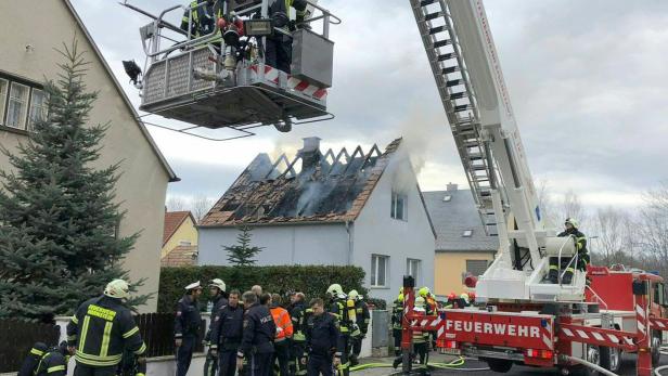Bei dem Brand in Neufeld mussten die Einsatzkräfte die beiden toten Hausbewohner bergen.