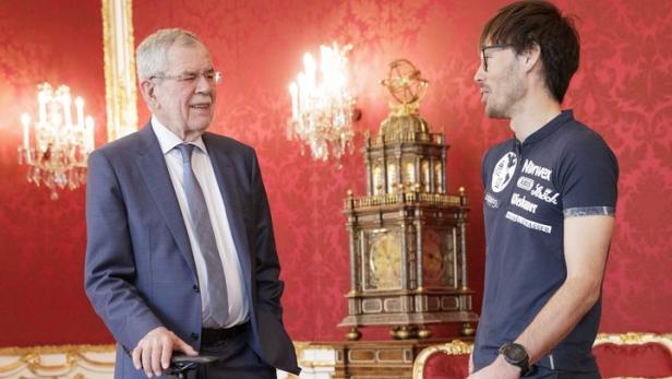 Rad-Ass Michael Strasser besucht Bundespräsident Van der Bellen