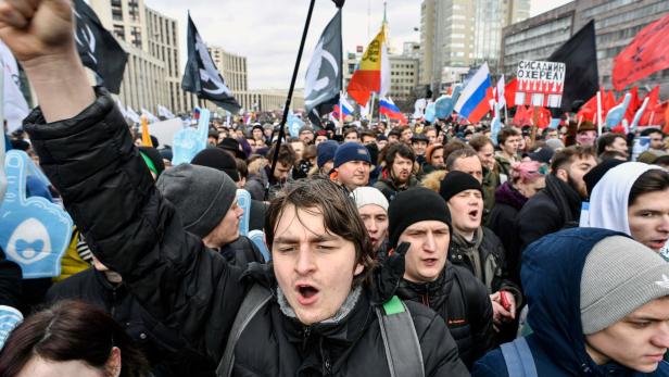 Tausende Menschen gingen im März in Moskau auf die Straße, um gegen das geplante Gesetz zu demonstrieren.
