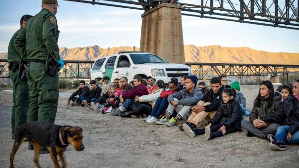 TOPSHOT-politics-border-US-MEXICO-POLITICS-BORDER-MILITIA-IMMIGR Brasilianische Migranten an der Grenze zu Mexiko. Unter ihnen kleine Kinder.