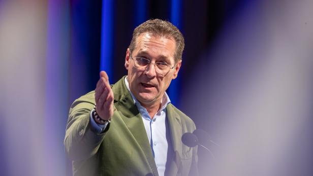 LANDESPARTEITAG DER FPÖ TIROL: STRACHE Tiroler FPÖ-Parteitag: Strache mit Frontalangriffen auf Karas