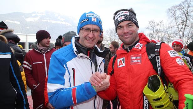Landesrat Markus Achleitner mit dem Gramastettner Skistar Vincent Kriechmayr