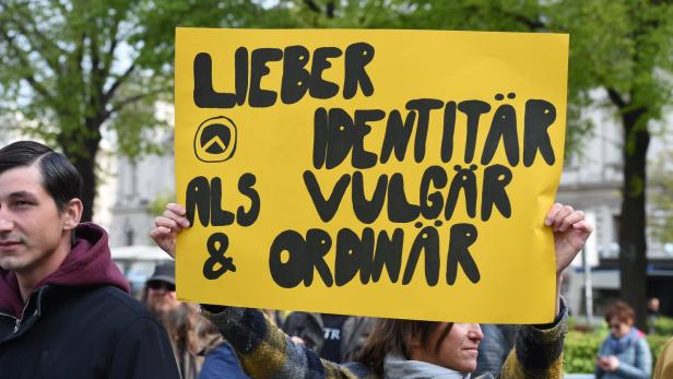 Identitäre: Neue Verbindungen und friedliche Demonstrationen
