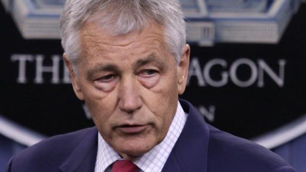 Chuck Hagel spricht vor dem Pentagon-Logo.