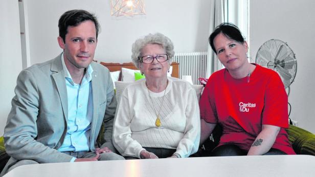 Endlich wieder einmal in Wien: Hermine Hnelozub und ihre Pflegerin mit Caritas-Generalsekretär Klaus Schwertner