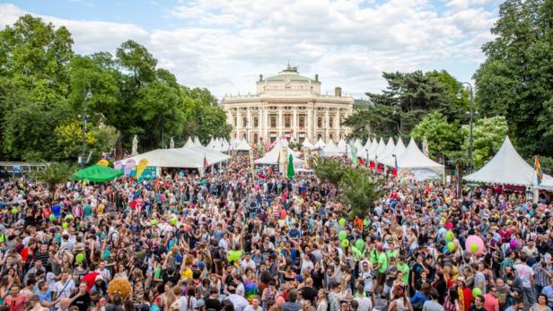 Zwischen Burgtheater und Rathaus liegt von 12. bis 15. Juni das EuroPride Village.