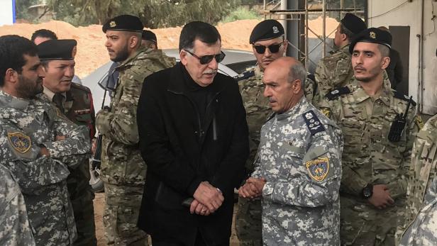 Premier Sarraj (li.) muss um Loyalität der Milizen bangen