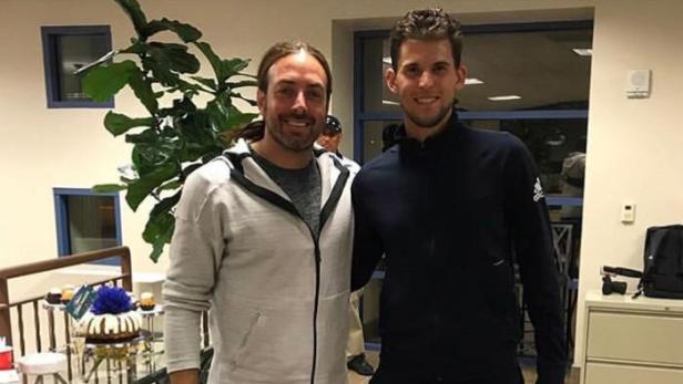 Zwei Männer posieren für ein Foto in einem Innenraum.