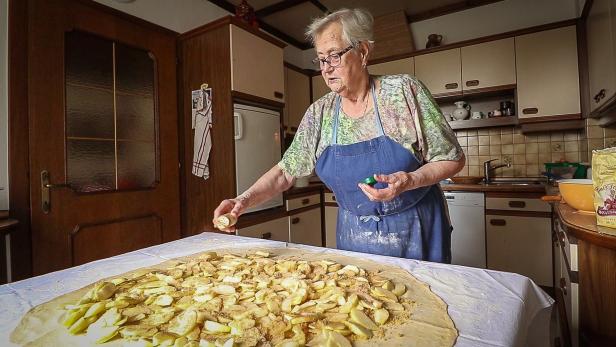 Mit Aloisia hat alles begonnen: Sie ist die Oma vom Filmemacher und zeigt, wie man einen handgezogenen Apfelstrudel macht