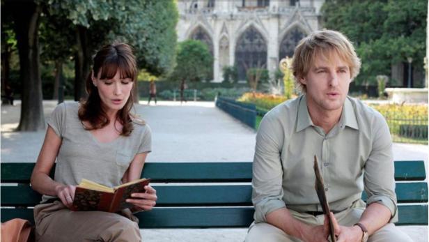 Carla Bruni und Owen Wilson treffen in &quot;Midnight in Paris&quot; tagsüber aufeinander. Im Hintergrund &quot;Notre Dame de Paris&quot;