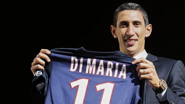 Ángel Di María hält ein Trikot mit seinem Namen und der Nummer 11 hoch.