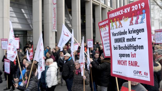 Gewerkschaft erteilt  Bankmitarbeitern Streik-Freigabe