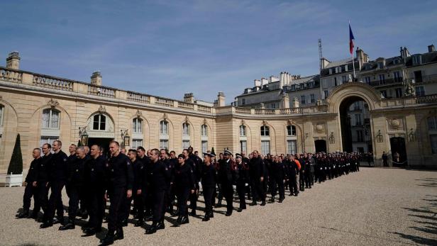 Frankreich ehrt die Helden von Notre-Dame