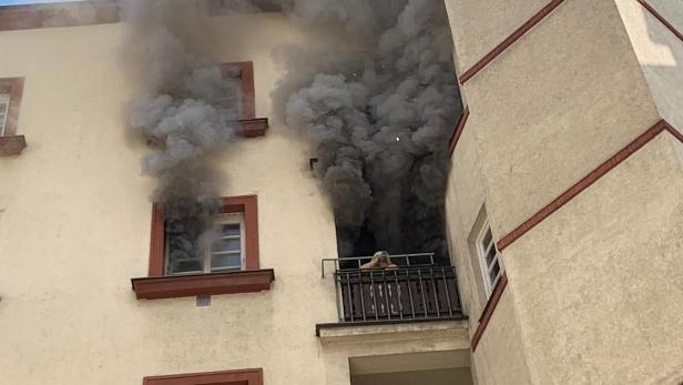 Feuerwehr rettet Frau vom Balkon ihrer brennenden Wohnung