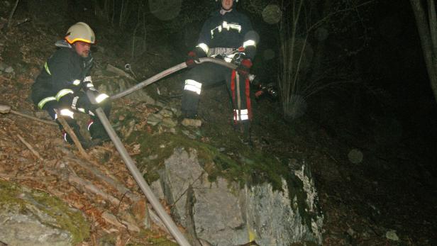 Feuerwehrleute mussten sich für Brandbekämpfung sogar abseilen