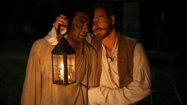Szene mit Chiwetel Ejiofor und Michael Fassbender aus dem Film „12 Years a Slave“.