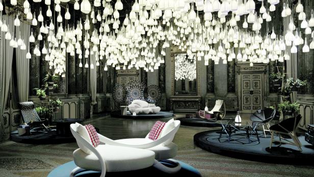 Louis Vuitton präsentierte im Palazzo Serbelloni eine Neuauflage des Sofas „Ribbon Dance“ mit weißem Teddy-Stoff