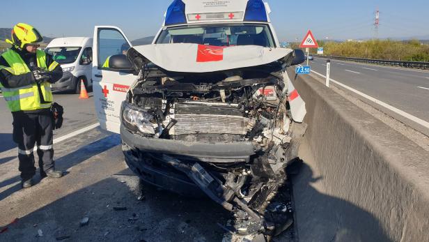 Westautobahn: Rettungswagen war in Karambolage verwickelt