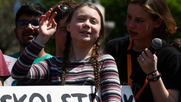 Die junge Klimaschützerin auf der Piazza del Popolo.
