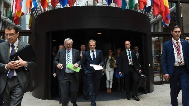 Juncker (li.) und Tusk (re.) beim EU-Gipfel in Brüssel