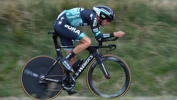 Ein Radrennfahrer des Teams Bora-Hansgrohe auf einem Specialized S-Works Zeitfahrrad.