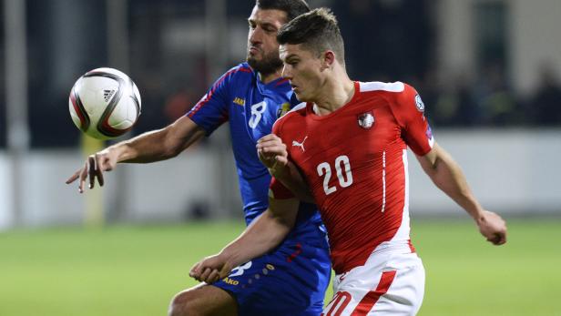 Zwei Fußballspieler kämpfen um den Ball.