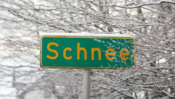 Ein Hinweisschild für den Ortsteil Schnee, aufgenommen am 18.01.2013 in Witten (Nordrhein-Westfalen) am Straßenrand. Auch am Wochenende soll es weiter winterlich bleiben. Foto: Bernd Thissen/dpa +++(c) dpa - Bildfunk+++