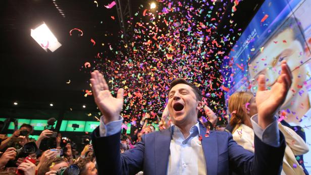 Eine rauschende Siegesfeier in Kiew gab es für Wolodymyr Selenskyj nach seinem Wahltriumph: Konkrete politische Pläne bleibt der Komiker aber vorerst schuldig.