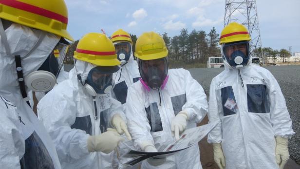 Tokyo Electric Power Co&#039;s (TEPCO) President Naomi Hirose (2nd L) and the company officials wearing protective suits and masks inspect an underground water storage pool at TEPCO&#039;s tsunami-crippled Fukushima Daiichi Nuclear Power Plant in Fukushima prefecture, in this handout photograph taken and released by TEPCO on April 10, 2013. TEPCO said it had found a new leak at one of the pits at the Fukushima Daiichi plant. Three out of seven storage pits are now leaking, compounding clean-up difficulties after the world&#039;s worst nuclear crisis in 25 years. REUTERS/Tokyo Electric Power Co/Handout (JAPAN - Tags: DISASTER ENERGY ENVIRONMENT BUSINESS) ATTENTION EDITORS - THIS IMAGE WAS PROVIDED BY A THIRD PARTY. FOR EDITORIAL USE ONLY. NOT FOR SALE FOR MARKETING OR ADVERTISING CAMPAIGNS. THIS PICTURE IS DISTRIBUTED EXACTLY AS RECEIVED BY REUTERS, AS A SERVICE TO CLIENTS. MANDATORY CREDIT