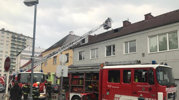 Dachstuhl fing Feuer: Wohnhausbrand in Wiener Neustadt