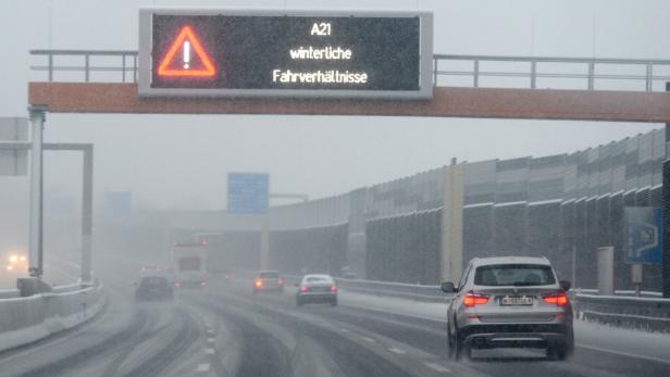 APA10964034-2 - 14012013 - WIEN - ÖSTERREICH: ZU APA-TEXT CI - THEMENBILD - Schnee in Ostösterreich: Ein Warnhinweis auf einer Autobahn bei Wien am Montag, 14. Jänner 2013, nach starken Schneefällen in Ostösterreich. APA-FOTO: HELMUT FOHRINGER