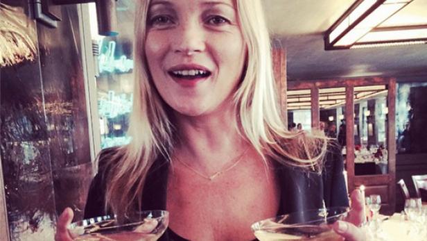 Schlürf: Kate Moss' Brust als Champagnerglas