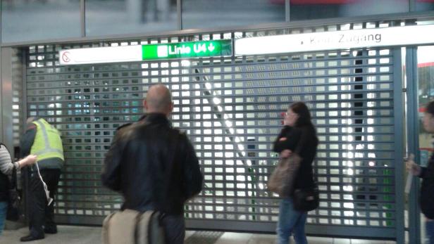 Menschen warten vor einem geschlossenen U-Bahn-Eingang der Linie U4.