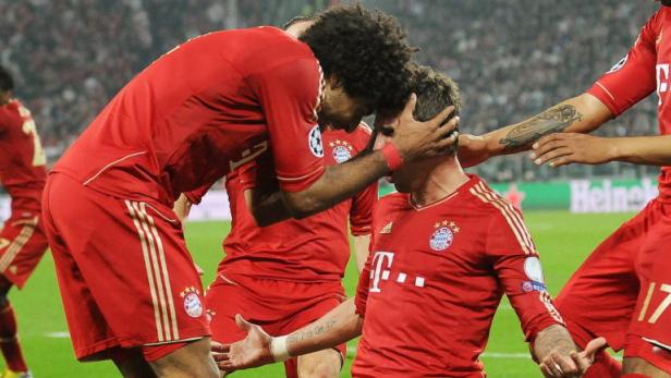 epa03657151 Bayern Munich&#039;s forward Mario Mandzukic (C) celebrates with his teammates after scoring the 1-0 lead during the UEFA Champions League quarter final second leg soccer match between Juventus FC and Bayern Munich at Juventus stadium in Turin, Italy, 10 April 2013. EPA/ALESSANDRO DI MARCO