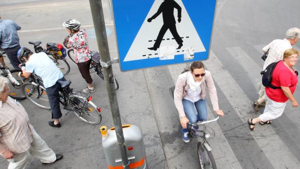 Die Polizei kritisiert auch zunehmend rücksichtsloses Verhalten der Radfahrer (Symbolbild)